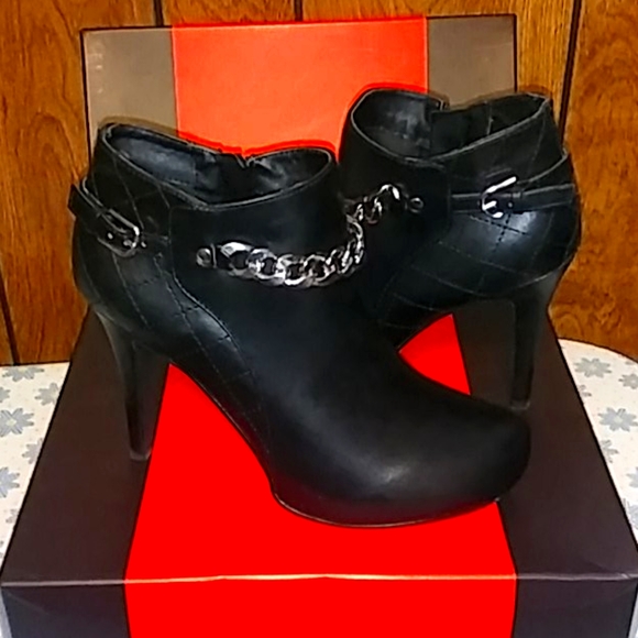 guess boots with chain